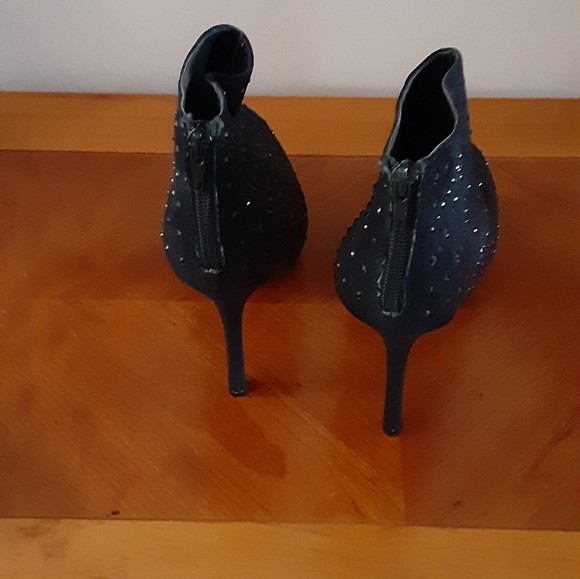 Shoes - Picture 2 of 4